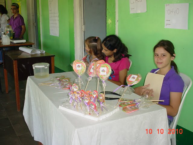 Estas pequenitas ven en la fabricacion domestica de caramelos una salida a la pobreza